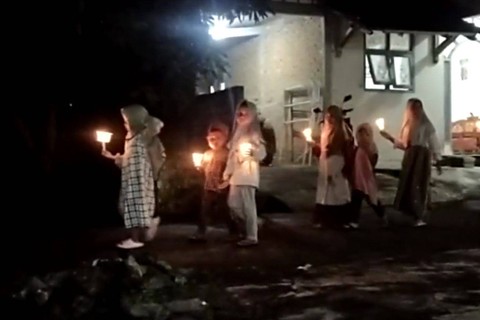 Pawai obor malam takbiran bocil-bocil di Kabupaten Lamongan, Selasa (9/4/2024). Foto: Dok mili.id