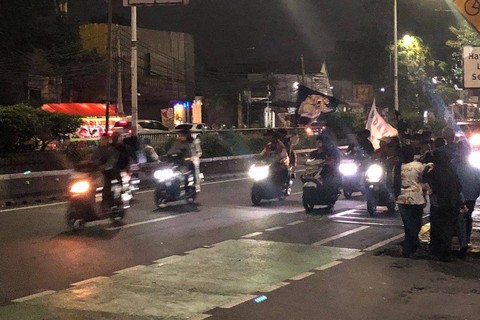 Konvoi pemotor malam takbiran di Kampung Melayu menuju Jalan Otista, Jakarta, Selasa (9/4/2024). Foto: Andreas Ricky Febrian/kumparan