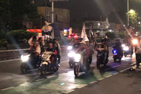 Konvoi pemotor malam takbiran di Kampung Melayu menuju Jalan Otista, Jakarta, Selasa (9/4/2024). Foto: Andreas Ricky Febrian/kumparan