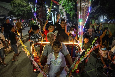 Sebagai ilustrasi: Sejumlah peserta mengikuti pawai takbiran akbar di kawasan Jalan Wolter Mongsidi Genuk, Semarang, Jawa Tengah, Selasa (9/4/2024). Dok: ANTARA FOTO/Makna Zaezar/nz
