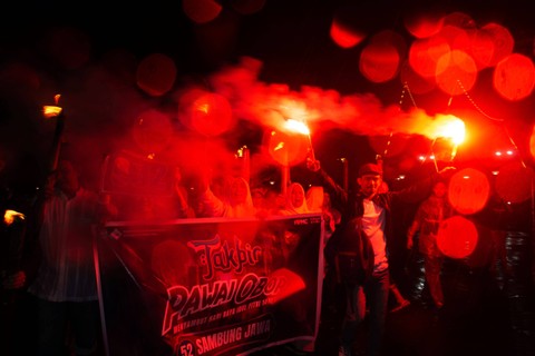 Sejumlah peserta mengikuti pawai obor dan takbir keliling di kawasan Center point of Indonesia (CPI), Makassar, Sulawesi Selatan, Selasa (9/4/2024). Foto: Hasrul Said/ANTARA FOTO