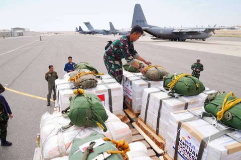 Bantuan yang dikirimkan Indonesia dilengkapi parasut, Selasa (9/4/2024) Foto: Dok Puspen TNI