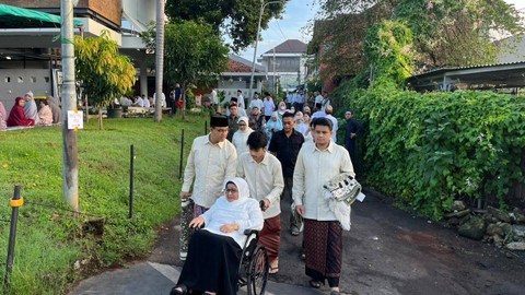 Anies Baswedan bersama keluarga tiba untuk melaksanakan Salat Id Masjis Babul Khoirot, Lebak Bulus, Jakarta Selatan, Rabu (10/4/2024). Foto: Haya Syahira/kumparan