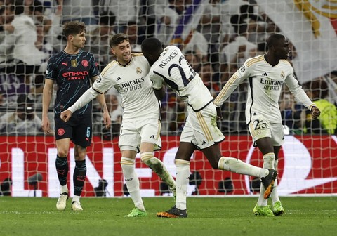 Selebrasi gol Federico Valverde saat laga Real Madrid vs Man City dalam leg pertama perempat final Liga Champions 2023/24 di Stadion Santiago Bernabeu, Spanyol, pada Rabu (10/4) dini hari WIB. Foto: REUTERS/Juan Medina