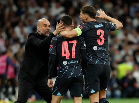 Selebrasi gol Phil Foden bersama Ruben Dias dan Pep Guardiola saat laga Real Madrid vs Man City dalam leg pertama perempat final Liga Champions 2023/24 di Stadion Santiago Bernabeu, Spanyol, pada Rabu (10/4) dini hari WIB. Foto: REUTERS/Juan Medina