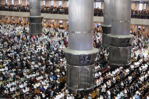 Umat muslim melaksanakan Salat Idul Fitri 1445 H di Masjid Istiqlal, Jakarta, Rabu (10/4/2024). Foto: Iqbal Firdaus/kumparan