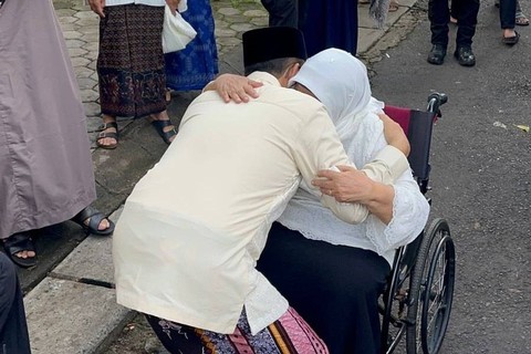 Momen Anies Baswedan sungkem ke ibunya usai melaksanakan Salat Id di Masjid Babul Khoirot, Lebak Bulus, Jakarta Selatan, Rabu (10/4/2024). Foto: Haya Syahira/kumparan
