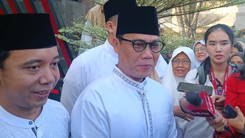 Ketua DPP PDI Perjuangan, Ahmad Basarah usai melaksanakan salat Id di Masjid At Taufiq, Lenteng Agung, Jakarta Selatan, Rabu (10/4/2024). Foto: Fadlan Nuril Fahmi/kumparan