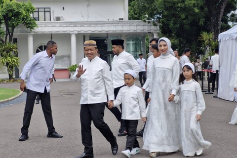 Kepala BPKPM sekaligus Menteri Investasi Bahlil Lahadalia bersama keluarga tiba untuk halalbihalal dengan Presiden Jokowi di Istana Negara, Jakarta, Rabu (10/4/2024).
 Foto: Nadia Riso/kumparan