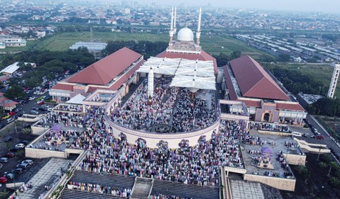 Foto udara sejumlah umat muslim melaksanakan Salat Idul Fitri 1445 Hijriah di Masjid Agung Jawa Tengah (MAJT), Semarang, Jawa Tengah, Rabu (10/4/2024). Foto: Makna Zaezar/ANTARA FOTO