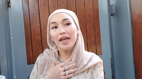 Penyanyi dangdut Ayu Ting Ting usai melaksanakan ibadah Salat Id di Masjid Al-Huda, Mekar Jaya, Depok,  Rabu (10/4/2024). Foto: Vincentius Mario/kumparan