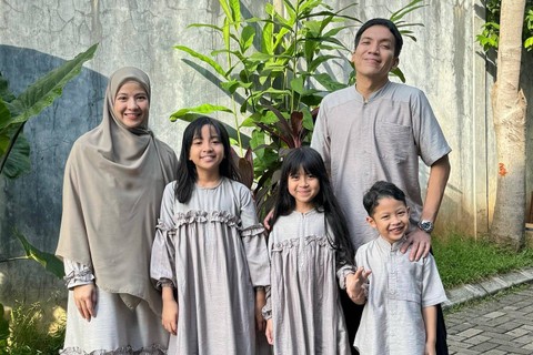 Potret Desta dan Natasha Rizky "kembar" saat Lebaran Idul Fitri 1445 H. Foto: Instagram/@desta80s