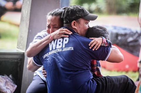 Warga binaan pemasyarakatan (WBP) bertemu dengan keluarganya di halaman Lembaga Pemasyarakatan (Lapas) Narkotika Cipinang, Jakarta, Rabu (10/4/2024). Foto: Rivan Awal Lingga/ANTARA FOTO