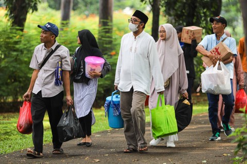Sejumlah warga berjalan di Tebet Eco Park, Jakarta, Kamis (11/4/2024). Foto: Iqbal Firdaus/kumparan