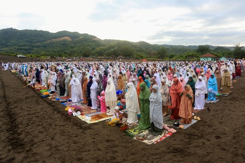 Umat muslim melaksanakan Salat Idul Fitri 1445 H di bukit pasir Parangkusumo, Bantul, Yogyakarta, Indonesia, Rabu (10/4/2024). Foto: DEVI RAHMAN / AFP