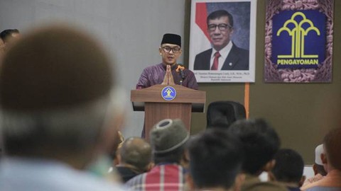 Kepala Kanwil Kemenkumham Sulawesi Utara, Ronald Lumbuun, saat menyerahkan remisi Idul Fitri untuk 512 tahanan.