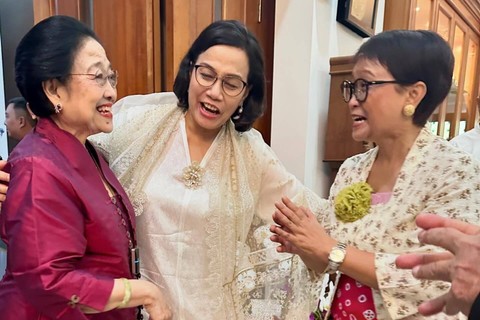 Menkeu Sri Mulyani dan Menlu Retno Marsudi bertemu dengan Ketum PDIP Megawati Soekarnoputri di Jalan Teuku Umar, Jakarta, Rabu (11/4/2024). Foto: Instagram/@smindrawati