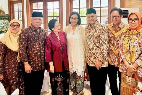 Menkeu Sri Mulyani bersama Menteri PUPR Basuki Hadimuljono dan Menkes Budi Gunadi Sadikin bertemu dengan Ketum PDIP Megawati Soekarnoputri di Jalan Teuku Umar, Jakarta, Rabu (11/4/2024). Foto: Instagram/@smindrawati
