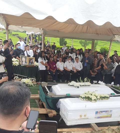 Suasana pemakaman jenazah penyanyi Melitha Sidabutar di San Diego Hills Memorial Park, Karawang, Kamis (11/4/2024). Foto: Vincentius Mario/kumparan