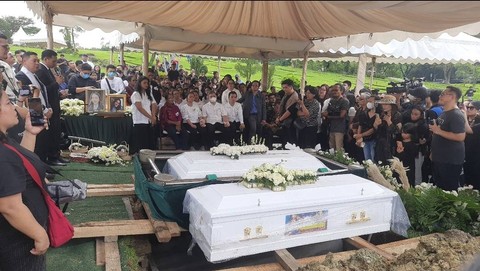 Suasana pemakaman jenazah penyanyi Melitha Sidabutar di San Diego Hills Memorial Park, Karawang, Kamis (11/4/2024).  Foto: Vincentius Mario/kumparan
