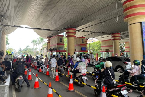 Antrean kendaraan di Gerbang Utama Timur Ancol saat hari kedua Lebaran 2024, Kamis (11/4/2024). Foto: Fadhil Pramudya/kumparan
