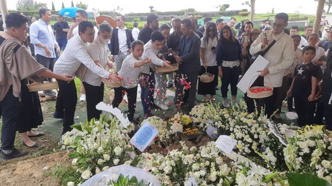 Suasana pemakaman penyanyi Melisha dan Melitha Sidabutar di San Diego Hills, Karawang, Jawa Barat, Kamis (11/4/2024). Foto: Vincentius Mario/kumparan