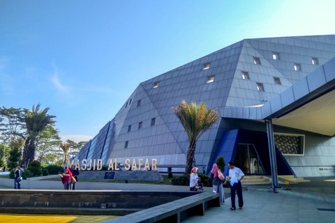 Masjid Al Safar di rest area km 88 tol Cipularang. Foto: Shutterstock