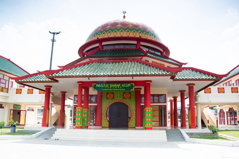 Masjid Babah Alun Desari di jalan tol Depok-Antasari. Foto: Shutterstock