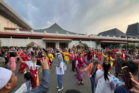 Suasana di TMII, Jakarta Timur, Kamis (11/4/2024) Foto: Haya Syahira/kumparan