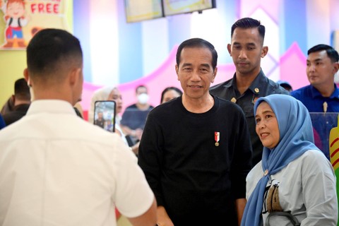 Presiden Jokowi berkumpul dengan para cucu di Medan Foto: Muchlis Jr/Biro Pers Sekretariat Presiden