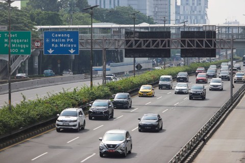 Pengendara melintas di kawasan Tol Dalam Kota, Jakarta, saat H+2 Lebaran, Jumat (12/4/2024). Foto: Iqbal Firdaus/kumparan