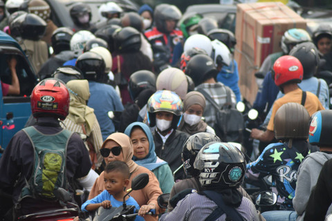 Sejumlah pengendara motor terjebak kemacetan di jalan raya Seseupan, Ciawi, Kabupaten Bogor, Jawa Barat, Kamis (11/4/2024). Foto: Arif Firmansyah/ANTARA FOTO