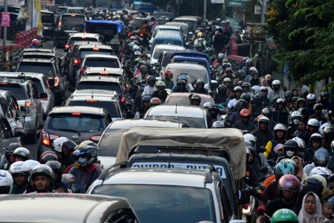 Sejumlah pengendara motor terjebak kemacetan di jalan raya Seseupan, Ciawi, Kabupaten Bogor, Jawa Barat, Kamis (11/4/2024). Foto: Arif Firmansyah/ANTARA FOTO