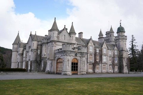 Kastil Balmoral digambarkan di dekat Ballater, pada tanggal 30 Maret 2022, tempat pameran 'Kehidupan di Balmoral' ditampilkan, menjelang Jubilee Platinum Ratu. Foto: Andrew Milligan/POOL/AFP 