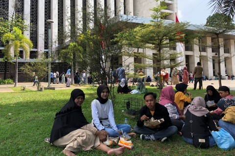 Sejumlah warga berwisata religi di Masjid Istiqlal, Jakarta, Jumat (12/4/2024). Foto: Andreas Ricky Febrian/kumparan