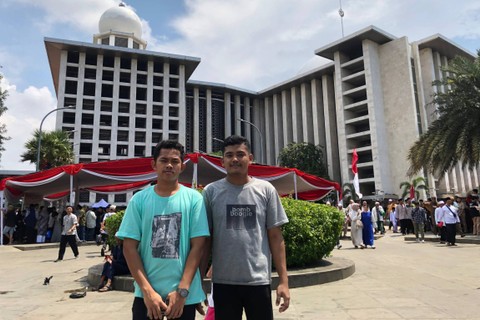 Sejumlah warga berwisata religi di Masjid Istiqlal, Jakarta, Jumat (12/4/2024). Foto: Andreas Ricky Febrian/kumparan