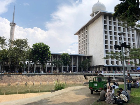 Sejumlah warga berwisata religi di Masjid Istiqlal, Jakarta, Jumat (12/4/2024). Foto: Andreas Ricky Febrian/kumparan