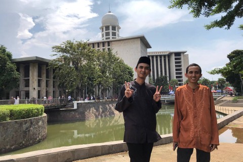 Sejumlah warga berwisata religi di Masjid Istiqlal, Jakarta, Jumat (12/4/2024). Foto: Andreas Ricky Febrian/kumparan