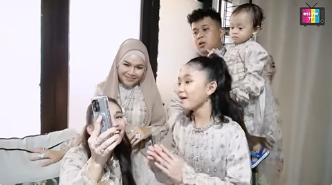 Keluarga Ayu Ting Ting video call dengan Muhammad Fardhana. Foto: YouTube Qiss You TV