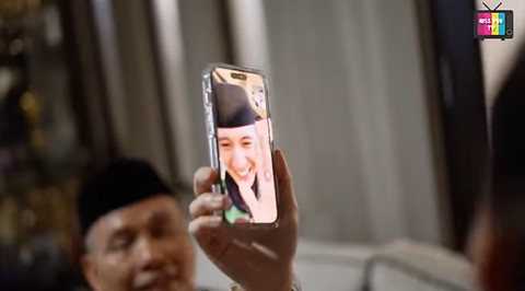 Keluarga Ayu Ting Ting video call dengan Muhammad Fardhana. Foto: YouTube Qiss You TV