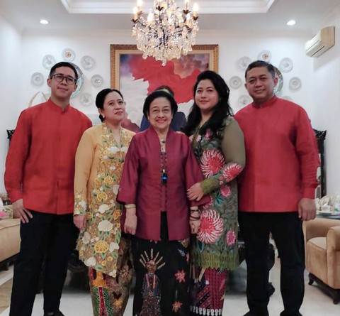Dari kiri ke kanan: Praba (anak Puan), Puan Maharani, Megawati, Pinka (anak Puan), Hapsoro Sukmonohadi (suami Puan) pada momen Lebaran 2024. Foto: Instagram/@puanmaharaniri
