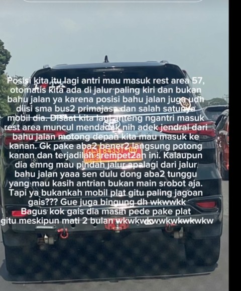 Mobil Fortuner bernopol TNI menyenggol mobil lain Foto: TikTok/@cellinlina