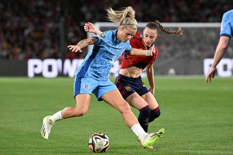 Penyerang Inggris Rachel Daly berlari dengan bola selama pertandingan sepak bola final Piala Dunia Wanita 2023 Australia dan Selandia Baru antara Spanyol dan Inggris di Stadion Australia di Sydney pada 20 Agustus 2023. Foto: William WEST / AFP