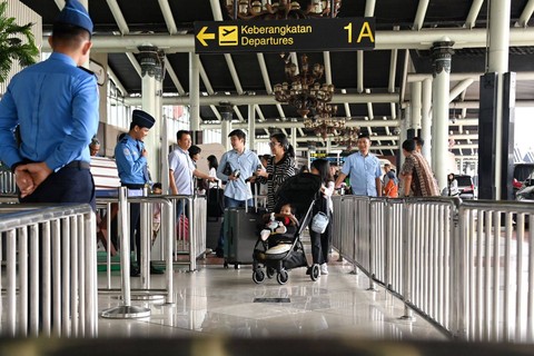 Menteri Perhubungan Budi Karya Sumadi meninjau kesiapan arus balik Lebaran di Bandara Soekarno Hatta, Kota Tangerang, Banten, Jumat (12/4/2024). Foto: Dok. Kemenhub