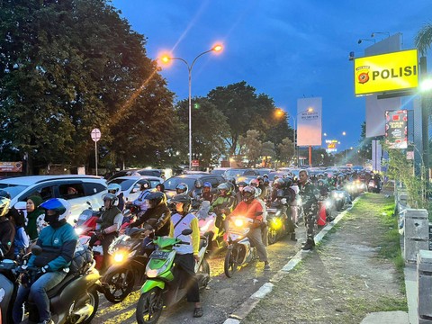 Suasana di Jalur arteri Pantura Cirebon, Jawa Barat, yang mulai dipadati pemudik hendak mengarah ke kawasan Jabodetabek, Jumat (12/4/2024). Foto: kumparan