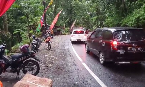 Sebanyak 10 Motor dan Mobil Dinas PLN Kecelakaan di Jalur Gumitir, Tergelincir Akibat Tumpahan Solar. Foto: Dok mili.id