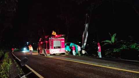 Sebanyak 10 Motor dan Mobil Dinas PLN Kecelakaan di Jalur Gumitir, Tergelincir Akibat Tumpahan Solar. Foto: Dok mili.id