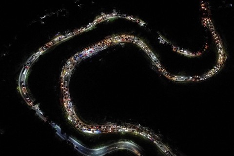 Foto udara antrean kendaraan pemudik di jalur selatan Lingkar Gentong, Kabupaten Tasikmalaya, Jawa Barat, Jumat (12/4/2024). Foto: Adeng Bustomi/Antara Foto