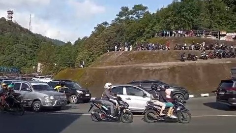Kepadatan kendaraan di area wisata Puncak Pass, Sabtu (13/4/2024). Foto: kumparan