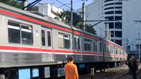 Kereta Commuter Line yang anjlok di depan WTC Mangga Dua Jakarta, Sabtu (13/3/2024). Foto: Khaerul Izan/ANTARA 